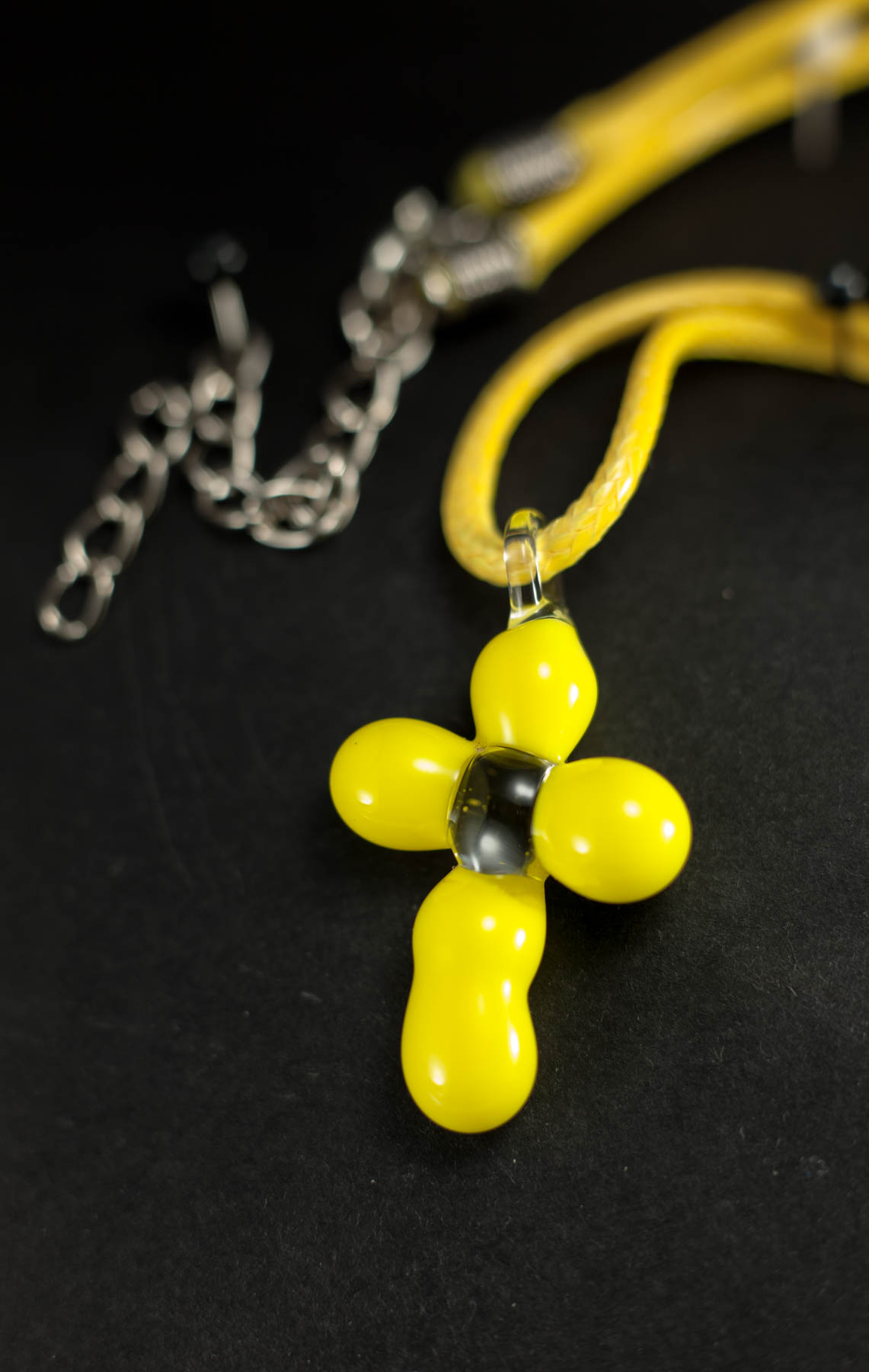 Ogrlica Križ žuta pastel